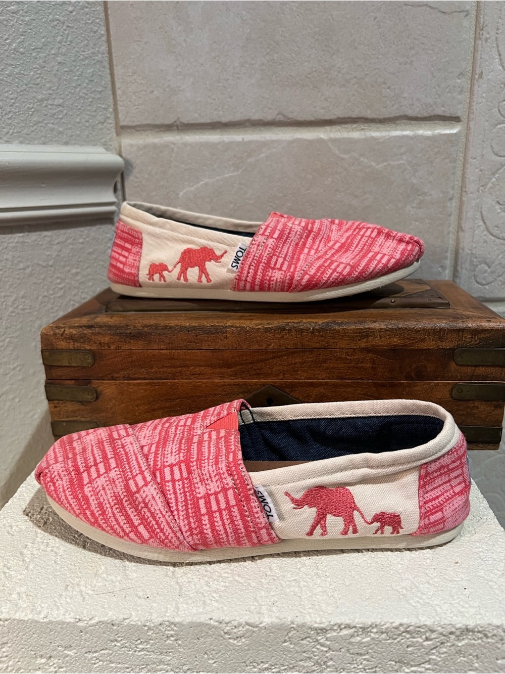 Ladies TOMS. Red white elephant canvas Wildlife Conservation Society flats sz 7W